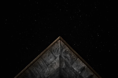 夜晚星空下的灰色屋顶